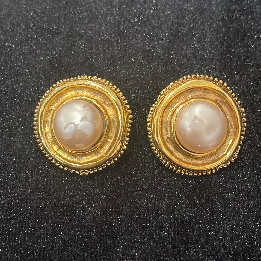 Chanel vintage button  pearl gold tone clip on earrings